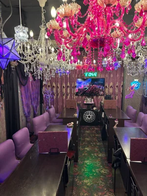ゴシックなインテリアや豪華なシャンデリアがところせましとある店内！！
