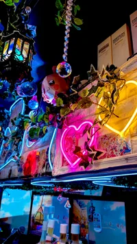 店内に♡の電飾をつけました！