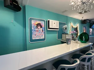 白とティファニーブルが基調の可愛い店内♪