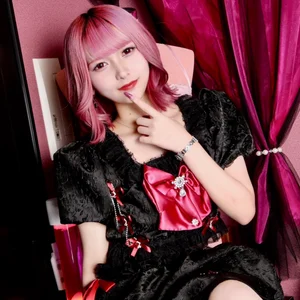 キラキラ衣装で可愛くお仕事♡
