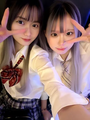 有名デザイナーコラボのかわいい制服でお給