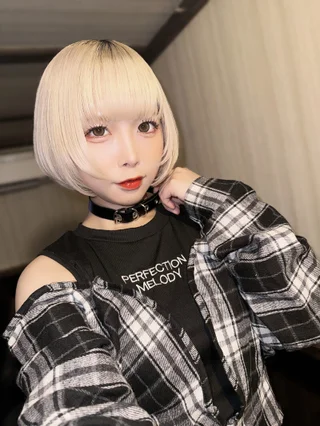 真仲にこ