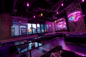 ネオンで煌びやかな店内🌟